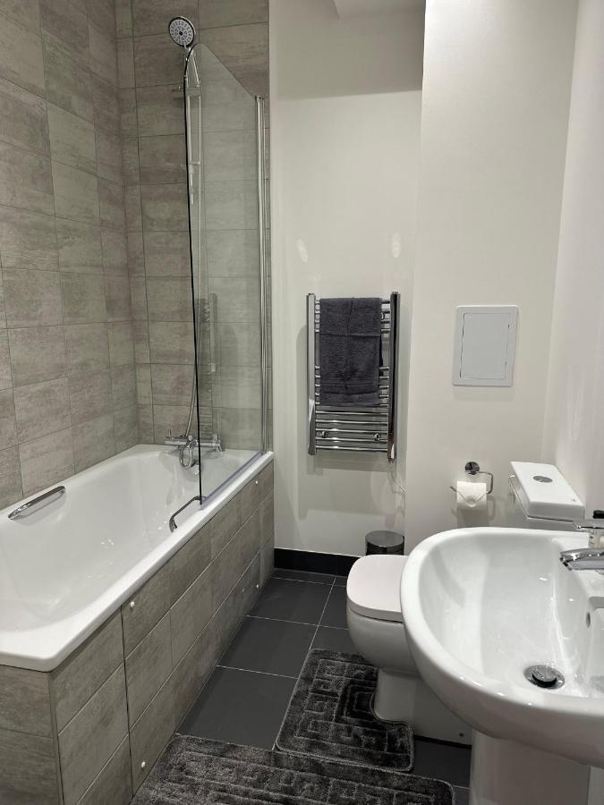 Sleek & Stylish Apartment By Dh Aparthotels Peterborough Eksteriør billede