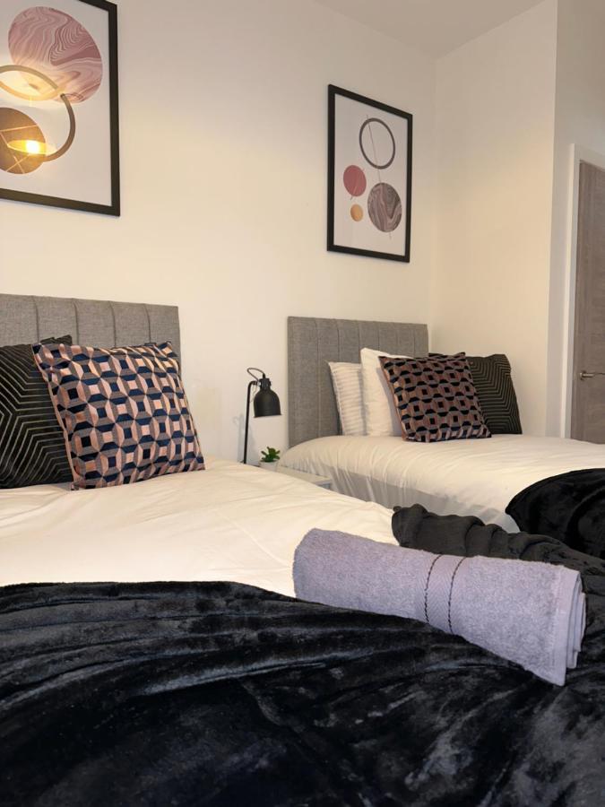 Sleek & Stylish Apartment By Dh Aparthotels Peterborough Eksteriør billede